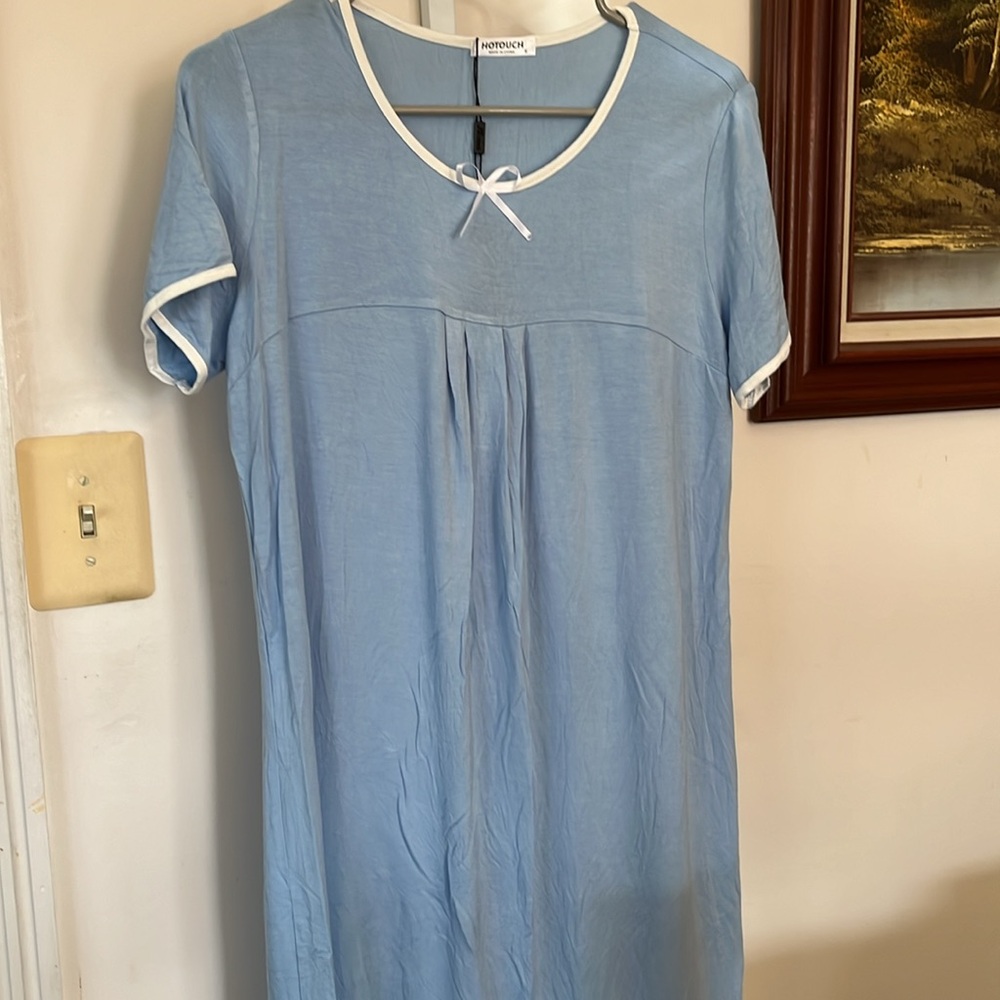 SHORT SLEEVE NIGHT GOWN BY HOT TOUCH. NWT. SIZE M.